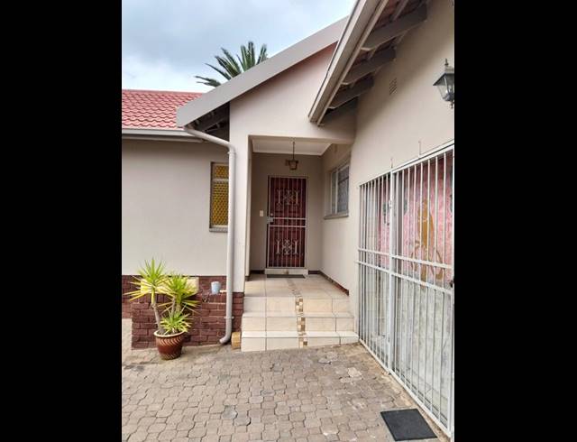 5 BEDROOM HOUSE FOR SALE IN BIRCHLEIGH NORTH